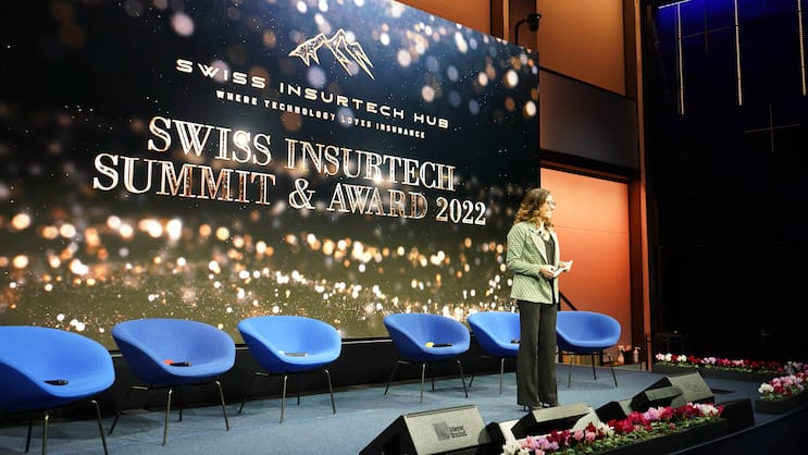 Jurypräsidentin Silvia Signoretti im Jahr 2022 während ihrer Laudatio am zweiten Swiss Insurtech Award.