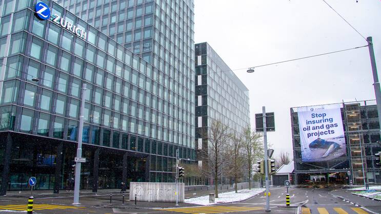 Klimaaktivisten von Campax überschatten die Generalversammlung der Zurich Gruppe mit einem riesigen Transparent mit der Aufschrift "Zurich stop insuring oil and gas projects".