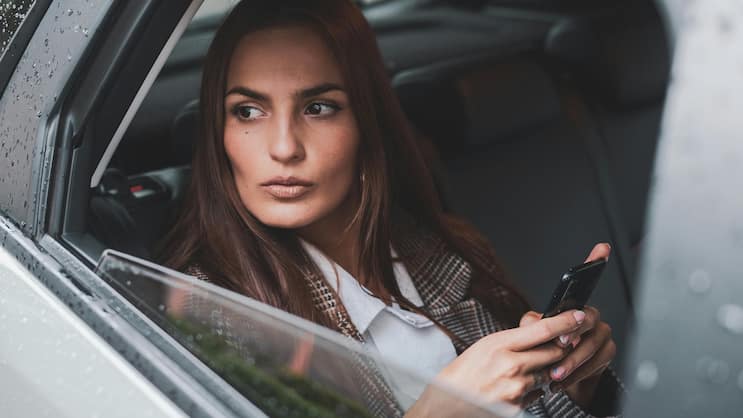 Malgré des primes plus élevées, les automobilistes restent majoritairement fidèles à leur assurance.