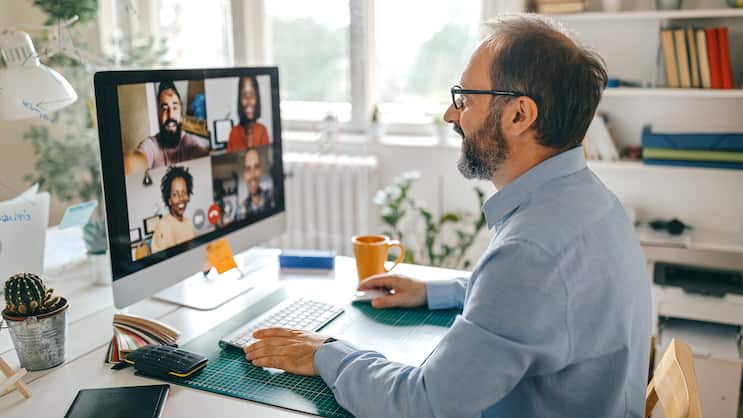 Schweizerinnen und Schweizer, die einen Online-Universitätskurs besucht haben, gaben im Jahr 2021 durchschnittlich 1.280 Euro pro Kopf dafür aus