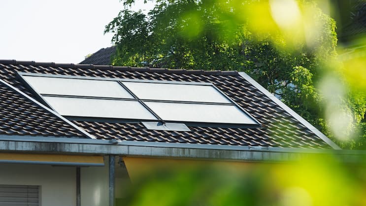 Des panneaux solaires fournissent de l'énergie de chauffage supplémentaire pour la chaleur ambiante et l'eau chaude dans une maison individuelle.