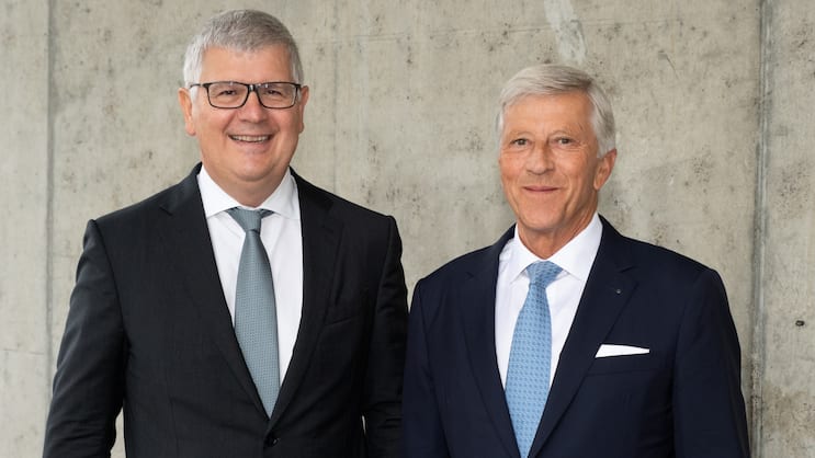 Stabsübergabe beim SVV: Rolf Dörig (rechts) übergibt das Präsidium an Stefan Mäder.