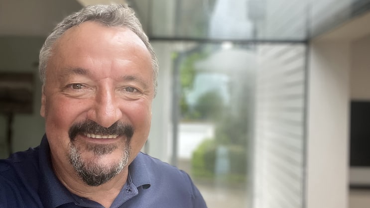 Rappresenta l’assicurazione privata svizzera sul posto: Romano Simeon, membro della commissione per i danni causati dagli elementi naturali ed esperto in sinistri presso Helvetia Assicurazioni Svizzera.