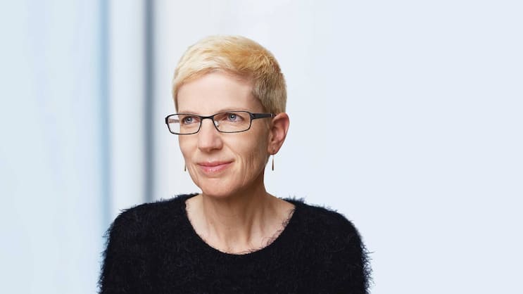 Claudia Dill war unter anderem bei der Deutschen Bank, der Commerzbank und der Credit Suisse im Controlling, Audit und Risk Management tätig. Von 1999 bis 2020 arbeitete sie für die Zurich in verschiedenen Führungsfunktionen in Zürich, New York und Sao Paulo, zuletzt als Konzernleitungsmitglied und CEO für das lateinamerikanische Geschäft.
