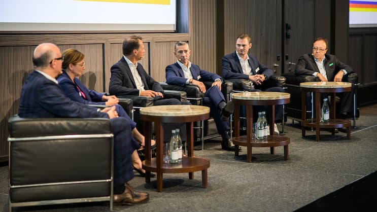 Das Podiumsgespräch am HZ Insurance Forum 23 mit Michael Müller, CEO-Baloise, CSS-CEO Philomena Colatrella, Bilanz-Chefredaktor Dirk Schütz, Juan Beer, CEO von Zurich Schweiz sowie Simego-Chef Patrick Eugster und Vaudoise-CEO Jean-Daniel Laffely.
