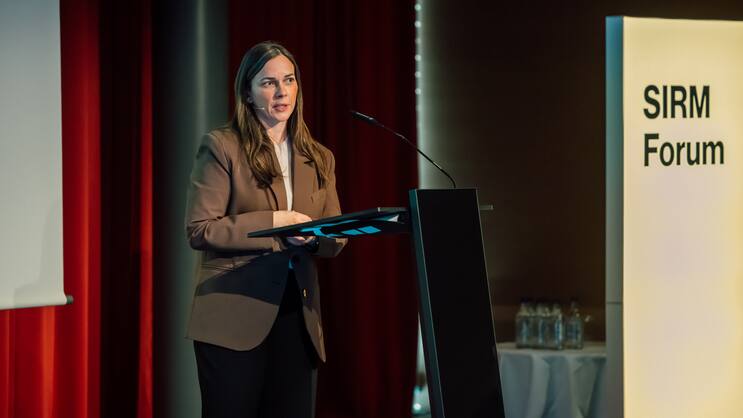 Sabrina Hartusch, SIRM-Präsidentin, eröffnet am 19. November 2025 das SIRM Forum im Kursaal in Bern.