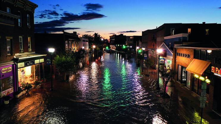 Vue aérienne des rues inondées de la ville de Bound Brook dans le New Jersey, aux États-Unis, en septembre 2021.