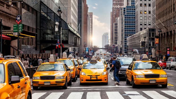 Fahrgäste in New Yorker Taxis müssen in den kommenden Jahren aufgrund höherer Versicherungsprämien tiefer in die Tasche greifen.