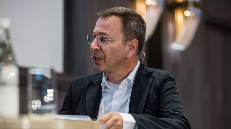 Andrea Hohendahl, Chefredaktor von HZ Insurance, während einer Paneldiskussion am HZ Insurance Forum 25 im Park Hyatt.
