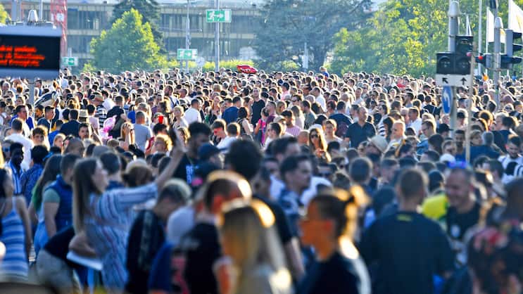 Ambivalente Bevölkerung: Die Meinung der Schweizerinnen und Schweizer – hier am Züri Fäscht – zum Thema Altersvorsorge ist gespalten.
