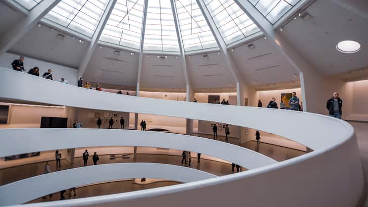 Das Innere des berühmten Guggenheim-Museums an der 5th Avenue in New York City.