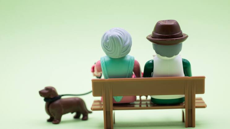 Arbeitende Playmobilfiguren: Das Berufsleben dauert in den verschiedenen Ländern unterschiedlich lang.