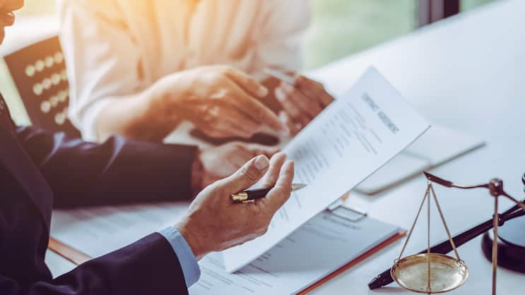 In Germania quattro persone su dieci si informano online sulle offerte assicurative disponibili, ma poi stipulano le polizze personalmente con un intermediario.