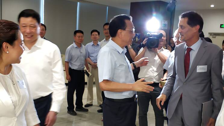 Historischer Moment im IfFP Swiss Wealth Management Professional Training Center in Shanghai: Felix Horlacher (r.) begrüsst Chinas Premierminister Li Keqiang.