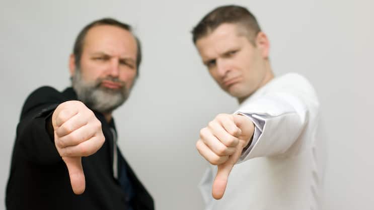 «Thumbs down»: Die britische Finanzmarktaufsicht FCA geht mit Versicherern hart ins Gericht.