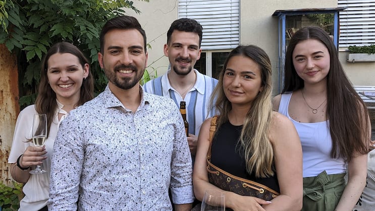 Die Studierenden im aktuellen Lehrgang Eidg. Fachausweis (von links nach rechts): Janine Eugster (Baloise), Safa Cirit (Helvetia) Emiliano Sticca (Baloise), Dilara Yanmaz (Helvetia) und Donika Hajdari (PAX).