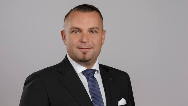 Tauland Ahmetaj hat sich gleich auf drei Schienen weiterentwickelt: Familienplanung, Karriere bei der AXA im Aussendienst sowie Weiterbildungen.