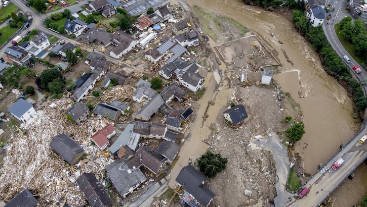 Unternehmen müssen lernen, mit den zunehmenden Naturgefahren umzugehen: Die Ortschaft Schuld an der Ahr in Rheinland-Pfalz nach dem verheerendem Hochwasser von Mitte Juli 2021.
