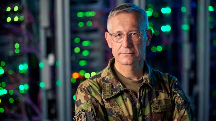 «Als einzige sicherheitspolitische Reserve der Schweiz muss die Armee stärker mit Risiken wie Spionage, Sabotage sowie physischen Angriffen rechnen»: Divisionär Alain Vuitel, Projektleiter Kommando Cyber der Schweizer Armee.