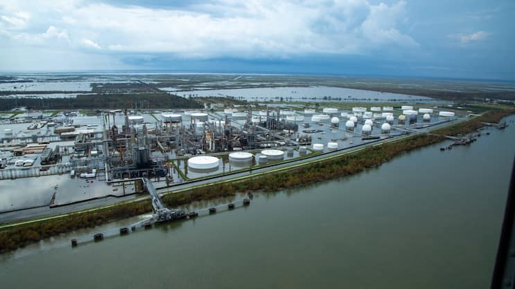 Ölraffinerie in Louisiana nach dem Hurrikan Ida: Swiss Re rechnet mit höheren Prämieneinnahmen für die Versicherungsbranche.