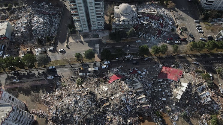 Le séisme qui a frappé la Turquie et la Syrie au début de l'année 2023 a fait 58'000 morts et causé des dommages à hauteur de 50 milliards de dollars.