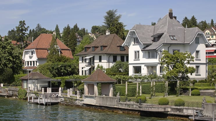 Villen in Zollikon am Zürichsee: Die hohe Zuwanderung erhöht die Nachfrage nach Immobilien.