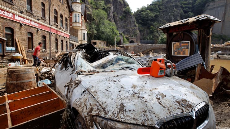 Zerstörter BMW nach dem Jahrhunderthochwasser im Ahrtal: Die betroffenen Orte liegen im Geschäftsgebiet der Provinzial.