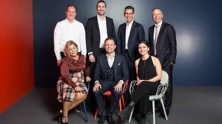 Das Gewinner-Team von SmileDirect (hintere Reihe v. l.): Stefan Weber, Leiter IT & Business Transformation; Markus Koch, Leiter Insurance Management; Martin Tschopp, Leiter Corporate Development Helvetia Gruppe; Philipp Gmür, CEO Helvetia Gruppe. Vordere Reihe v.l.: Rebecca Sigloch, Tech Lead; Pierangelo Campopiano, CEO Smile; Joséphine Chamoulaud, Projekt Lead.
