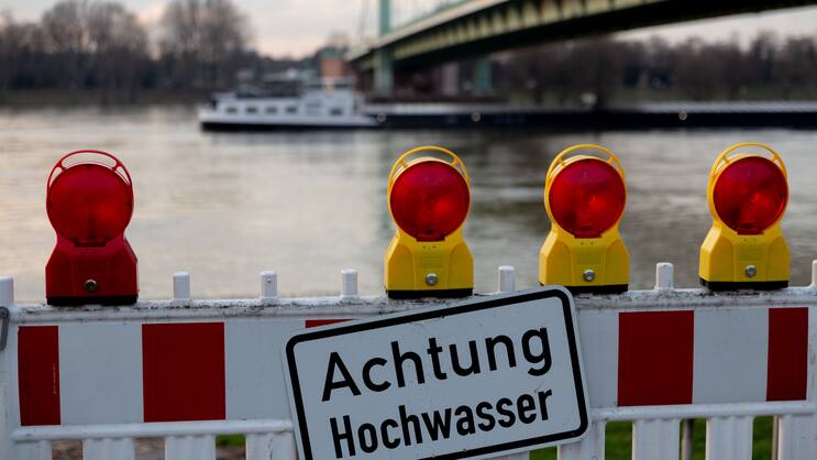 Der Rhein führt Hochwasser, Köln.