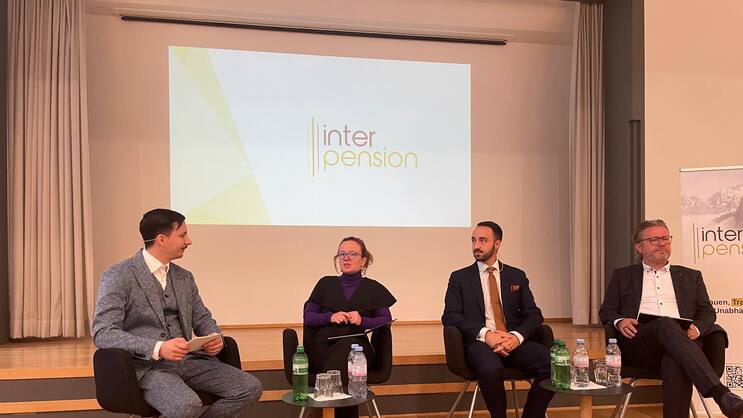 Diskutierten über aktuelle Herausforderungen der Pensionskassen (v.l.n.r.): Damien Martin (Moderator), Gabriela Medici (SGB), Nico Fiore (Inter-Pension) und Thomas Rechsteiner (Nationalrat, Die Mitte).