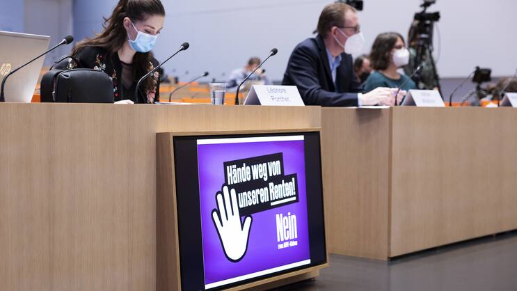 Medienkonferenz des Bündnisses "Hände weg von unseren Renten" am Dienstag, 4. Januar 2022, in Bern.