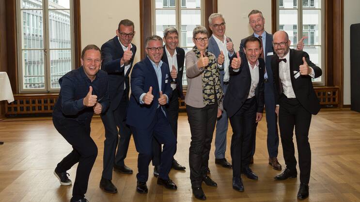 Le comité d'organisation du congrès de la SVVG. De gauche à droite: Christoph Lanter, Andreas Naef, Patrick Küng, Daniel Jenni, Marlise Hähni, Erich Marte, Michel F. Chresta, Michael Zurkinden, Daniel Bodenmann.