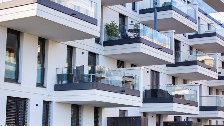 Façade d'un nouvel immeuble d'appartements haut de gamme.