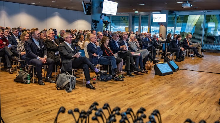 Publikum sowie Referentinnen und Referenten der VPS-Fachtagung zum 50-Jahr-Jubiläum des Schweizer Dreisäulensystems hören der Eröffnungsrede von Markus Nievergelt, VR-Präsident des VPS Verlag Personalvorsorge und Sozialversicherung AG, zu.