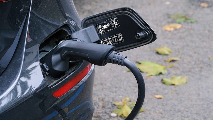 E-Auto an der Ladestation: Was tun, wenn die Batterie unterwegs plötzlich leer ist?