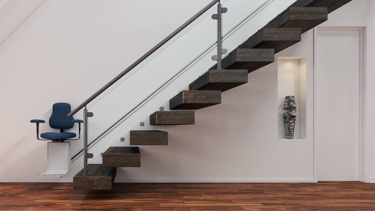 Treppenlift an einer Treppe im Haus für altersgerechtes Wohnen