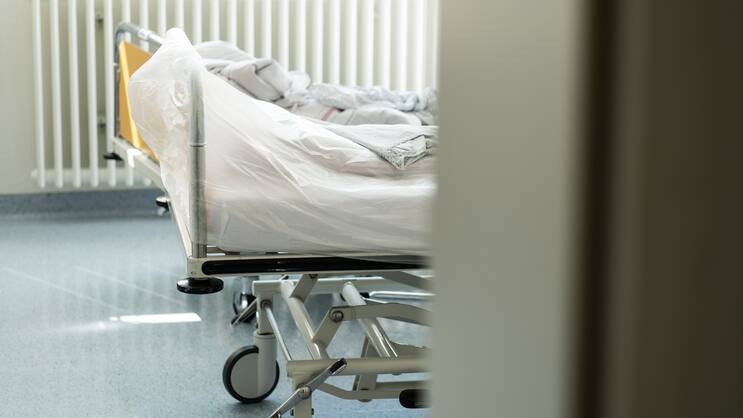 Blick in ein leeres Krankenzimmer in einem Krankenhaus