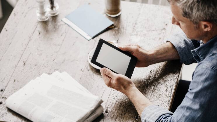 Zeitung oder Tablet? Versicherer nutzen traditionelle und neue Kanäle zur Unternehmenskommunikation.