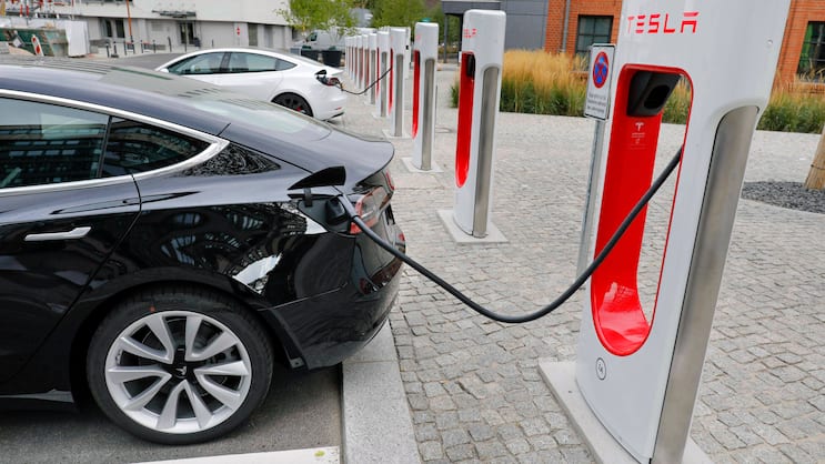 Ein Tesla wird geladen: Gebäudeversicherungen belohnen bereits klimafreundliche Einrichtungen. Wann folgen die Autoversicherungen?