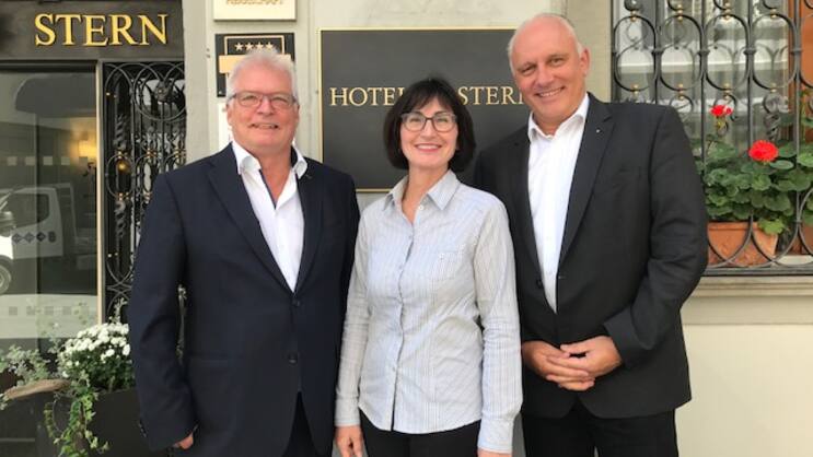 Günther Engler, Sektionspräsident ASDA GR/FL/St. Galler Oberland (links), Karin Bosshard, Redaktionsleiterin Handelszeitung Insurance, Hans Peter Weber, Präsident ASDA Schweiz.