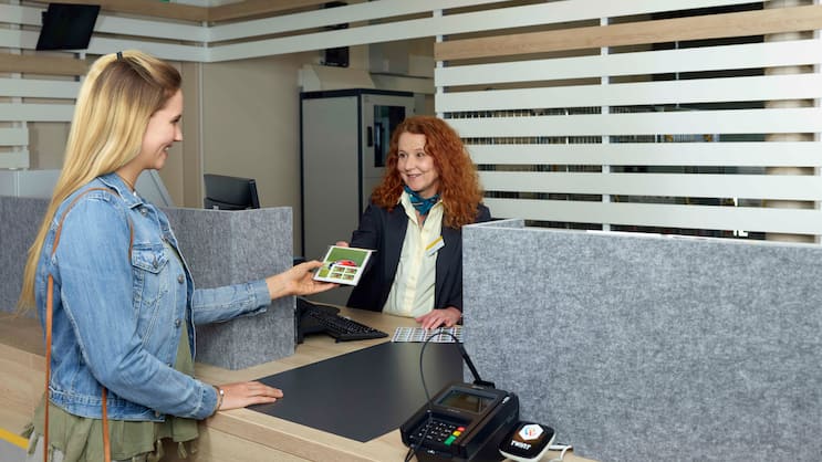 Kundin in Postfiliale