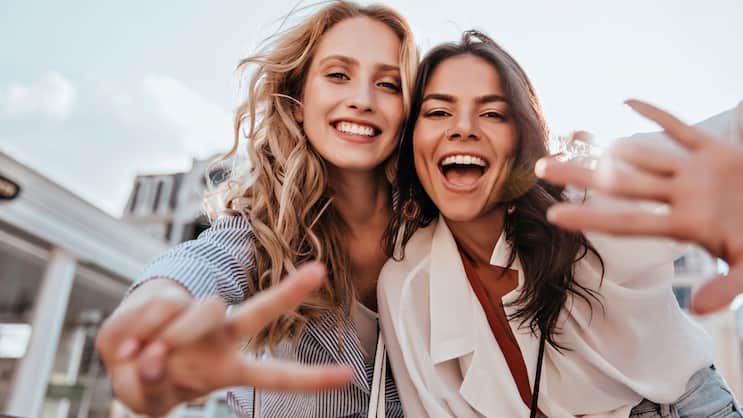 Auf gute Freundinnen und Freunde ist meistens Verlass - auch in Versicherungsfragen.