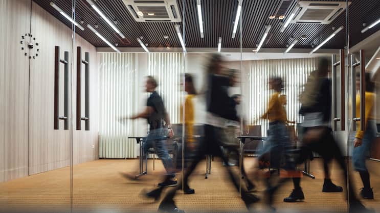 Viele Arbeitnehmende in der Schweiz fühlen sich zunehmend gestresst.