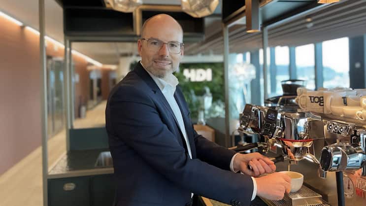 Marc Luginbühl, CEO von HDI Global Schweiz, bezeichnet sich als Industrieversicherer aus Leidenschaft und serviert in den neuen Räumlichkeiten auch gerne Kaffee.