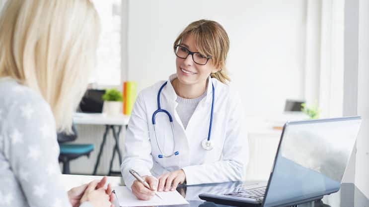 Patientin beim Arzt