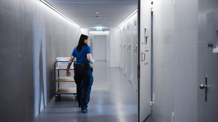 Ein Drittel aller inhaftierten Personen in der Schweiz, also rund 2300 Personen, waren 2023 nicht über die obligatorische Krankenversicherungspflege versichert.