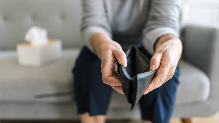 Rentnerinnen und Rentner haben aufgrund ihres geringeren Einkommens als zu Erwerbszeiten ein Risiko, in die Armut abzurutschen.