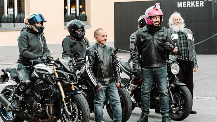 Beim neuen Motorradversicherungs-Werbespot von Smile wurden Smile-Testimonials Zeki und die Girls on Bikes gemeinsam in eine Story verpackt.