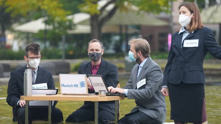 Am Montag, 18. Oktober 2021, forderte die Kampagnenorganisation Campax zusammen mit der Kampagne Insure Our Future die Teilnehmenden der Baden-Badener Rückversicherungskonferenz auf, Kohle aus allen Rückversicherungen, einschliesslich der Vertragsrückversicherung, auszuschliessen, sowie keine neuen Öl- und Gasprojekte mehr zu versichern und bestehende Öl- und Gasversicherungen im Einklang mit dem 1,5°C-Ziel des Pariser Abkommens auslaufen zu lassen.