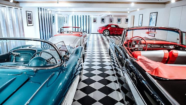 Chalet Gstaad Oldtimersammlung Garage